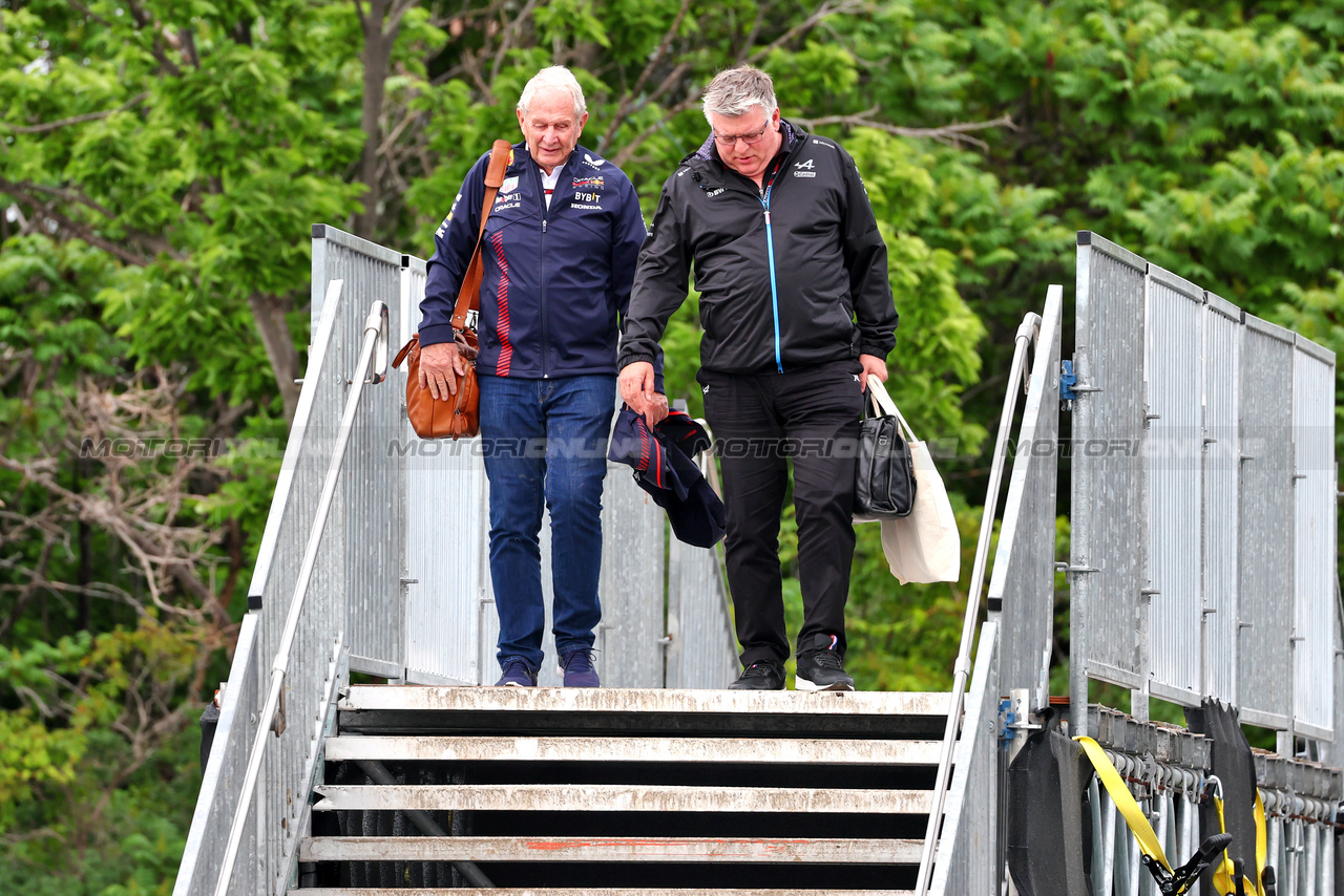 GP CANADA, (L to R): Dr Helmut Marko (AUT) Red Bull Motorsport Consultant with Otmar Szafnauer (USA) Alpine F1 Team, Team Principal.

18.06.2023. Formula 1 World Championship, Rd 9, Canadian Grand Prix, Montreal, Canada, Gara Day.

 - www.xpbimages.com, EMail: requests@xpbimages.com © Copyright: Coates / XPB Images