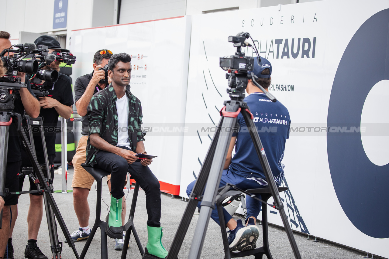GP CANADA, Nyck de Vries (NLD) AlphaTauri with Lawrence Barretto (GBR) Formula 1 Senior Writer Editor.

15.06.2023. Formula 1 World Championship, Rd 9, Canadian Grand Prix, Montreal, Canada, Preparation Day.

- www.xpbimages.com, EMail: requests@xpbimages.com © Copyright: Bearne / XPB Images