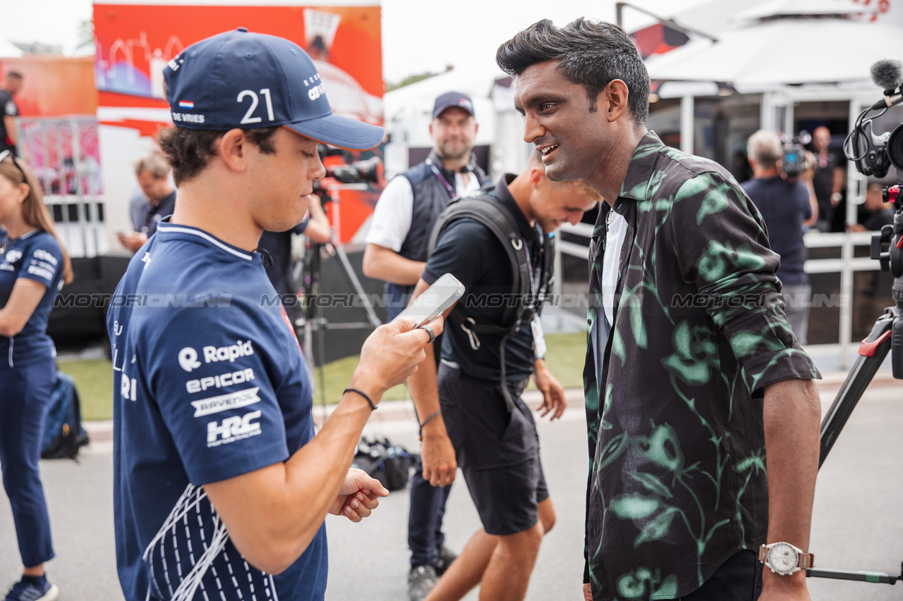 GP CANADA, Nyck de Vries (NLD) AlphaTauri with Lawrence Barretto (GBR) Formula 1 Senior Writer Editor.

15.06.2023. Formula 1 World Championship, Rd 9, Canadian Grand Prix, Montreal, Canada, Preparation Day.

- www.xpbimages.com, EMail: requests@xpbimages.com © Copyright: Bearne / XPB Images
