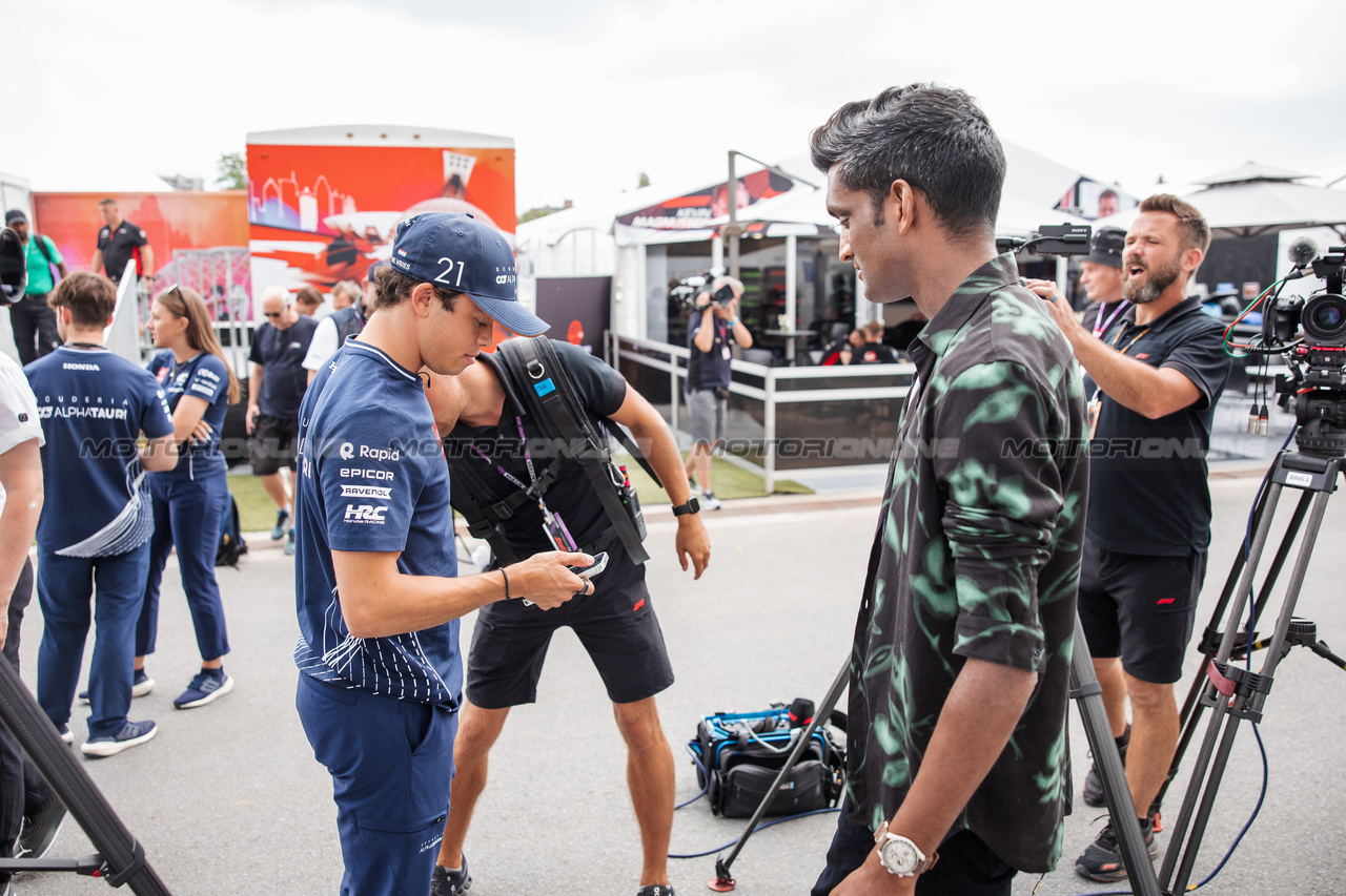 GP CANADA, Nyck de Vries (NLD) AlphaTauri with Lawrence Barretto (GBR) Formula 1 Senior Writer Editor.

15.06.2023. Formula 1 World Championship, Rd 9, Canadian Grand Prix, Montreal, Canada, Preparation Day.

- www.xpbimages.com, EMail: requests@xpbimages.com © Copyright: Bearne / XPB Images