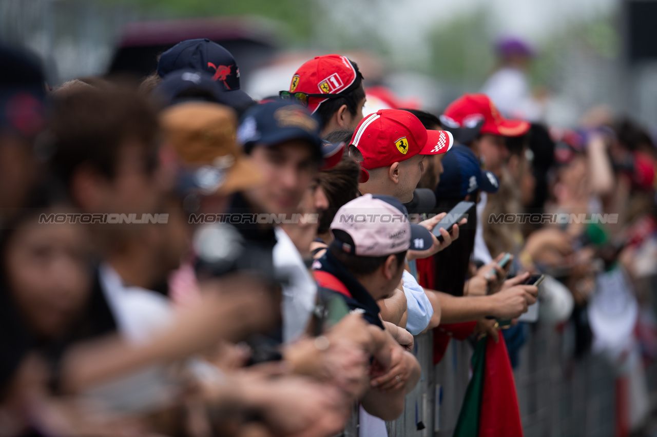 GP CANADA, Circuit Atmosfera - fans in the pits.

15.06.2023. Formula 1 World Championship, Rd 9, Canadian Grand Prix, Montreal, Canada, Preparation Day.

- www.xpbimages.com, EMail: requests@xpbimages.com © Copyright: Price / XPB Images