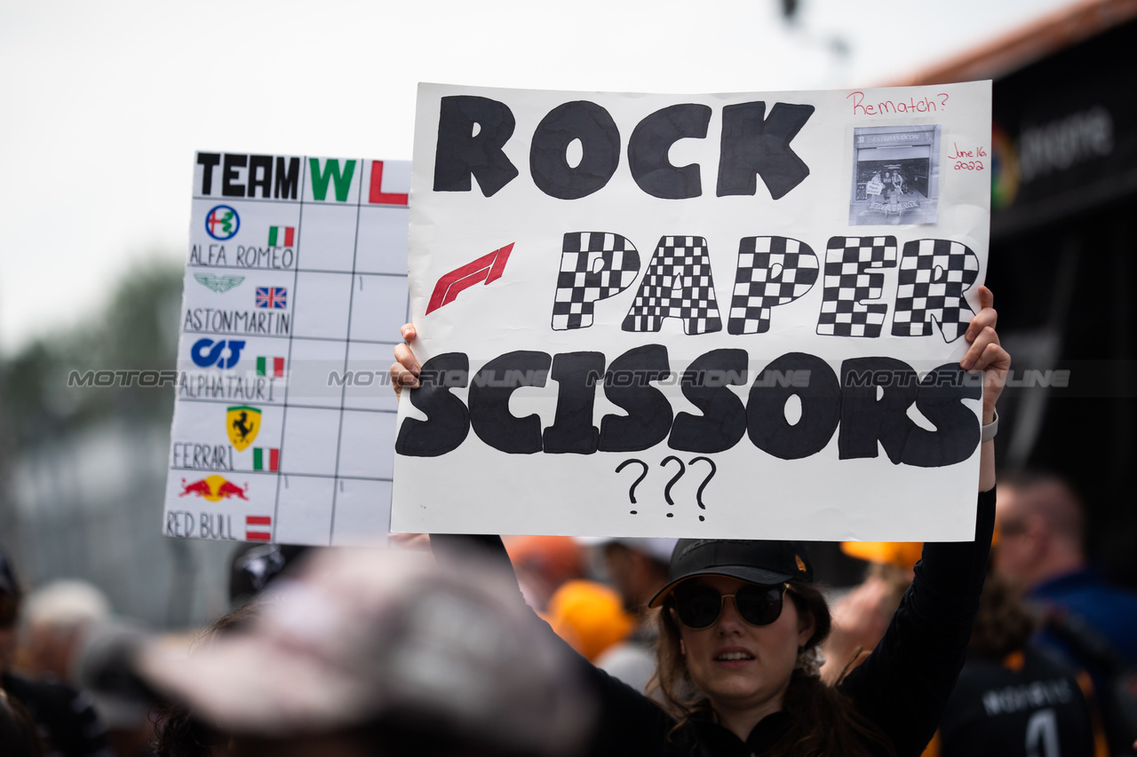 GP CANADA, Circuit Atmosfera - fans with banners in the pits.

15.06.2023. Formula 1 World Championship, Rd 9, Canadian Grand Prix, Montreal, Canada, Preparation Day.

- www.xpbimages.com, EMail: requests@xpbimages.com © Copyright: Price / XPB Images