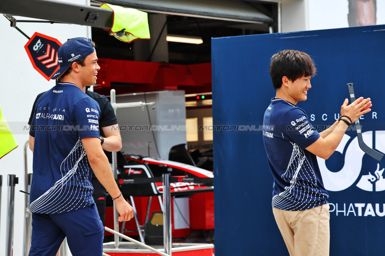 GP CANADA, Yuki Tsunoda (JPN) AlphaTauri e Nyck de Vries (NLD) AlphaTauri play hockey in the pits.

15.06.2023. Formula 1 World Championship, Rd 9, Canadian Grand Prix, Montreal, Canada, Preparation Day.

- www.xpbimages.com, EMail: requests@xpbimages.com © Copyright: Batchelor / XPB Images