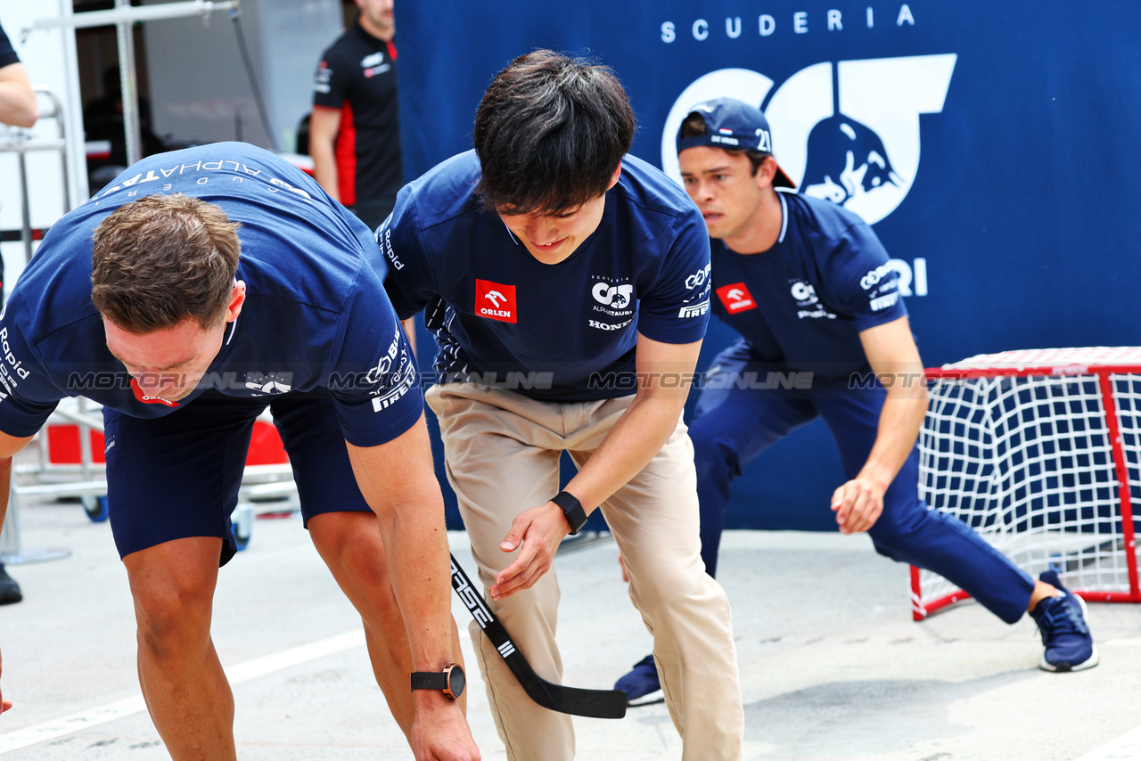 GP CANADA, Yuki Tsunoda (JPN) AlphaTauri e Nyck de Vries (NLD) AlphaTauri play hockey in the pits.

15.06.2023. Formula 1 World Championship, Rd 9, Canadian Grand Prix, Montreal, Canada, Preparation Day.

- www.xpbimages.com, EMail: requests@xpbimages.com © Copyright: Batchelor / XPB Images