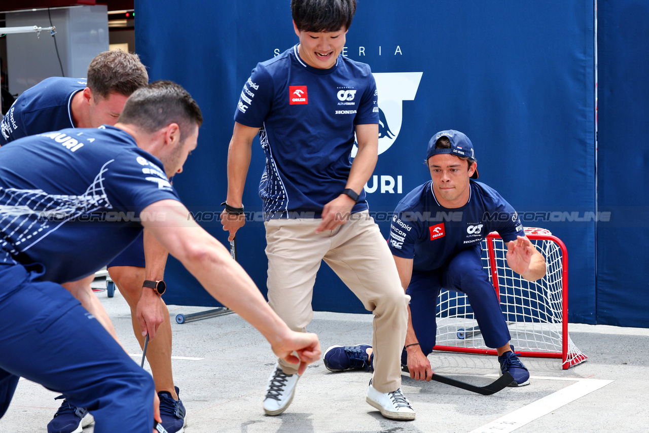GP CANADA, Yuki Tsunoda (JPN) AlphaTauri e Nyck de Vries (NLD) AlphaTauri play hockey in the pits.

15.06.2023. Formula 1 World Championship, Rd 9, Canadian Grand Prix, Montreal, Canada, Preparation Day.

- www.xpbimages.com, EMail: requests@xpbimages.com © Copyright: Batchelor / XPB Images