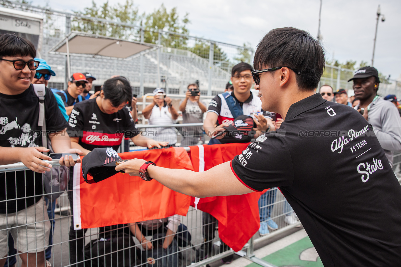 GP CANADA, Zhou Guanyu (CHN) Alfa Romeo F1 Team with fans in the pits.

15.06.2023. Formula 1 World Championship, Rd 9, Canadian Grand Prix, Montreal, Canada, Preparation Day.

- www.xpbimages.com, EMail: requests@xpbimages.com © Copyright: Bearne / XPB Images