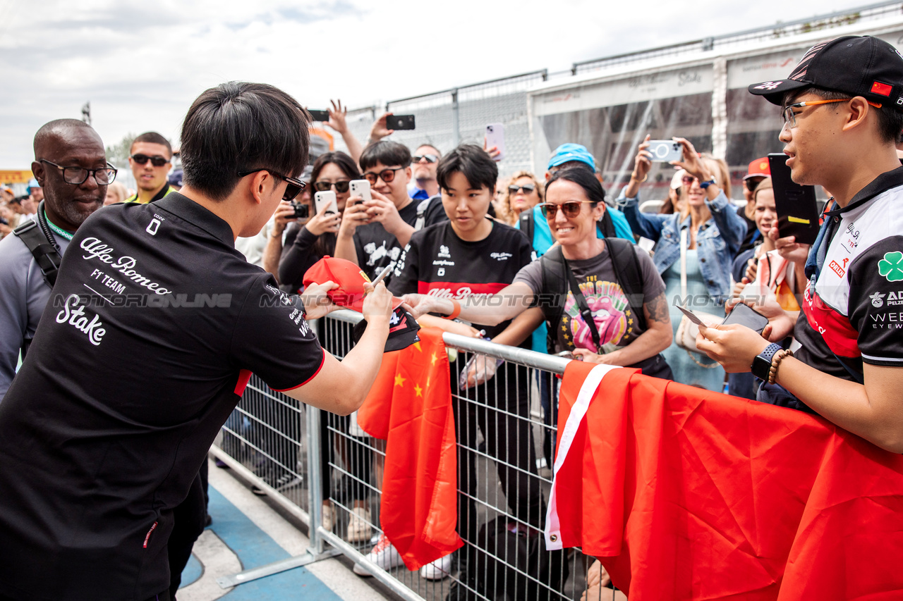 GP CANADA, Zhou Guanyu (CHN) Alfa Romeo F1 Team with fans in the pits.

15.06.2023. Formula 1 World Championship, Rd 9, Canadian Grand Prix, Montreal, Canada, Preparation Day.

- www.xpbimages.com, EMail: requests@xpbimages.com © Copyright: Bearne / XPB Images
