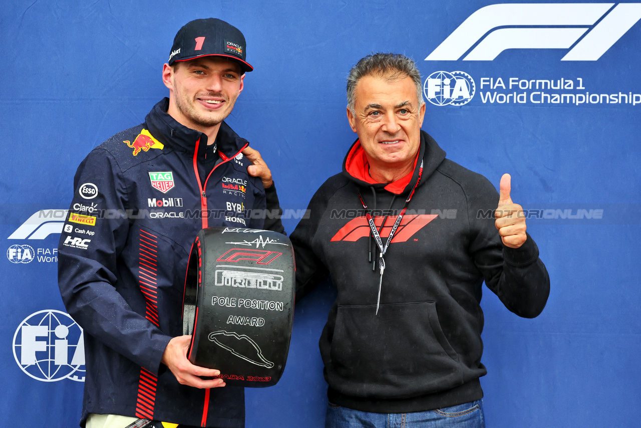 GP CANADA, (L to R): Max Verstappen (NLD) Red Bull Racing receives the Pirelli Pole Position Award from Jean Alesi (FRA).

17.06.2023. Formula 1 World Championship, Rd 9, Canadian Grand Prix, Montreal, Canada, Qualifiche Day.

- www.xpbimages.com, EMail: requests@xpbimages.com © Copyright: Batchelor / XPB Images
