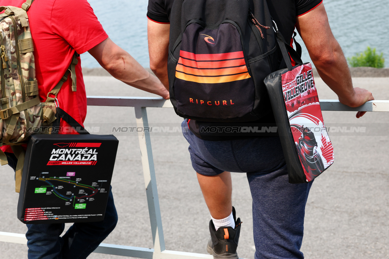 GP CANADA, Circuit Atmosfera - fans with bags.

16.06.2023. Formula 1 World Championship, Rd 9, Canadian Grand Prix, Montreal, Canada, Practice Day.

 - www.xpbimages.com, EMail: requests@xpbimages.com © Copyright: Coates / XPB Images