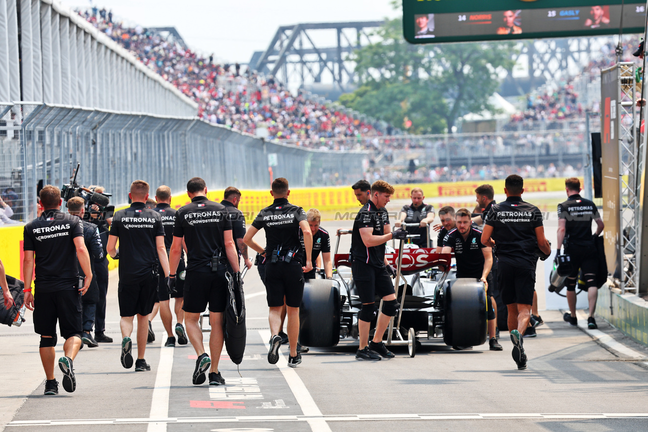 GP CANADA, Lewis Hamilton (GBR) Mercedes AMG F1 W14 e George Russell (GBR) Mercedes AMG F1 W14 are rescued from the pit lane exit by meccanici.

16.06.2023. Formula 1 World Championship, Rd 9, Canadian Grand Prix, Montreal, Canada, Practice Day.

- www.xpbimages.com, EMail: requests@xpbimages.com © Copyright: Batchelor / XPB Images