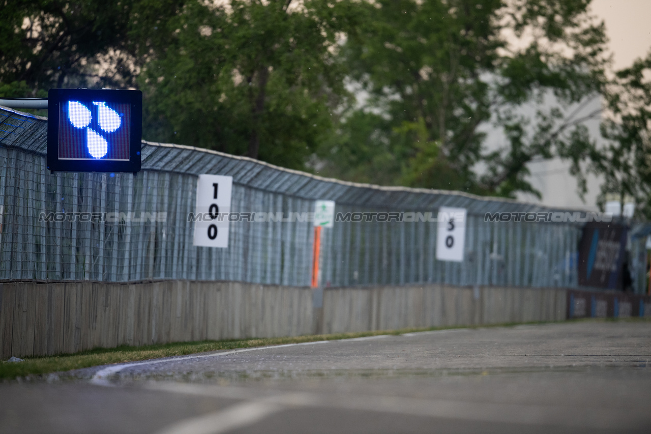GP CANADA, A light board shows raind drops falling.

16.06.2023. Formula 1 World Championship, Rd 9, Canadian Grand Prix, Montreal, Canada, Practice Day.

- www.xpbimages.com, EMail: requests@xpbimages.com © Copyright: Price / XPB Images