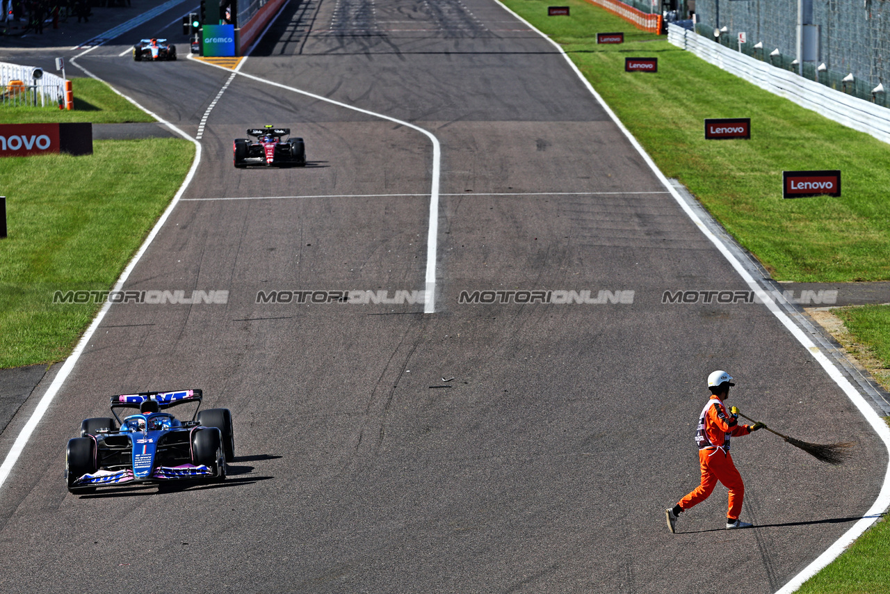 GP GIAPPONE, Marshal on track as Esteban Ocon (FRA) Alpine F1 Team A523 leaves the pits.

24.09.2023. Formula 1 World Championship, Rd 17, Japanese Grand Prix, Suzuka, Japan, Gara Day.

- www.xpbimages.com, EMail: requests@xpbimages.com © Copyright: Batchelor / XPB Images