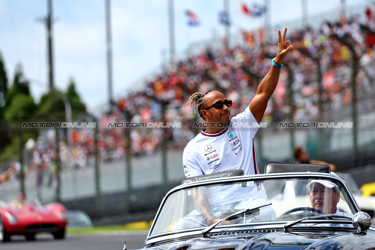 GP GIAPPONE, Lewis Hamilton (GBR) Mercedes AMG F1 on the drivers' parade.

24.09.2023. Formula 1 World Championship, Rd 17, Japanese Grand Prix, Suzuka, Japan, Gara Day.

 - www.xpbimages.com, EMail: requests@xpbimages.com © Copyright: Coates / XPB Images