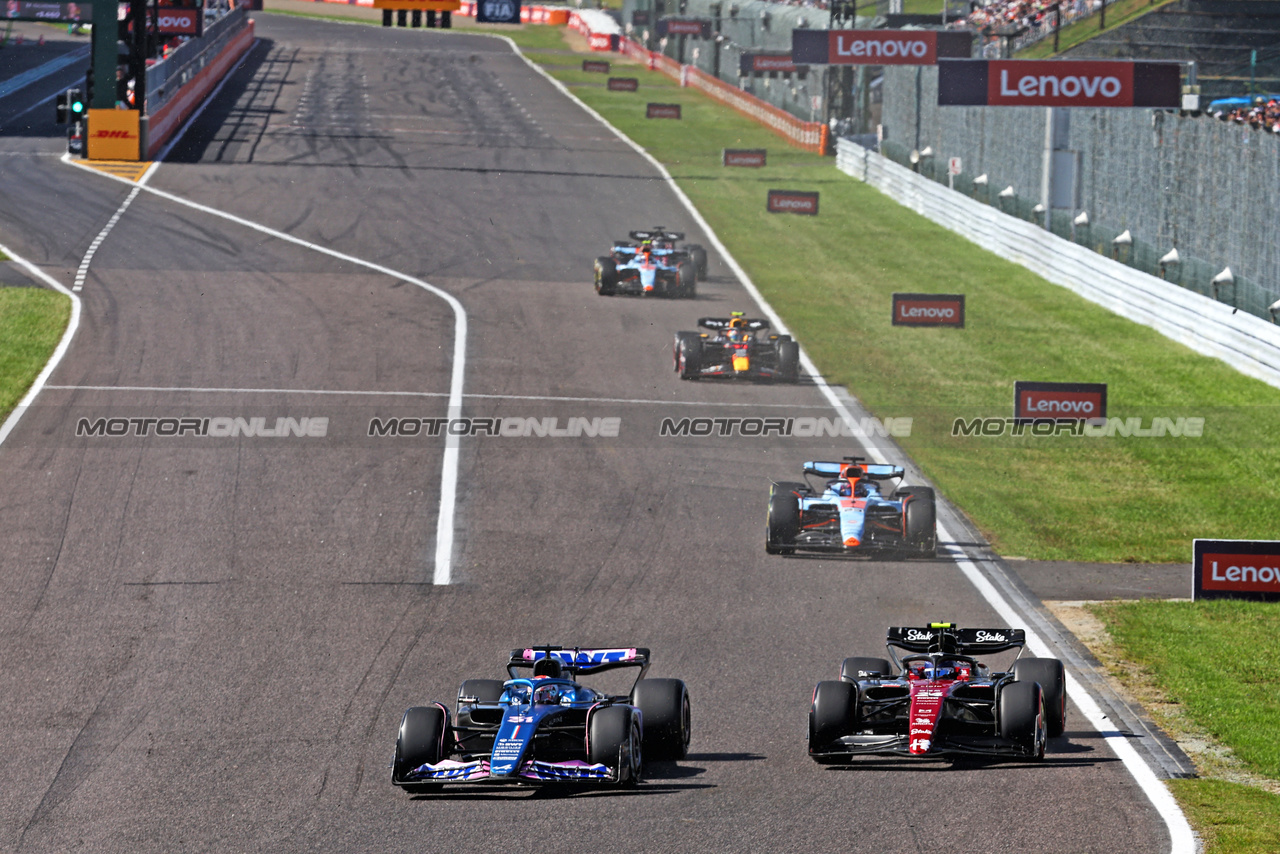 GP GIAPPONE, Esteban Ocon (FRA) Alpine F1 Team A523 e Zhou Guanyu (CHN) Alfa Romeo F1 Team C43 battle for position.

24.09.2023. Formula 1 World Championship, Rd 17, Japanese Grand Prix, Suzuka, Japan, Gara Day.

- www.xpbimages.com, EMail: requests@xpbimages.com © Copyright: Batchelor / XPB Images