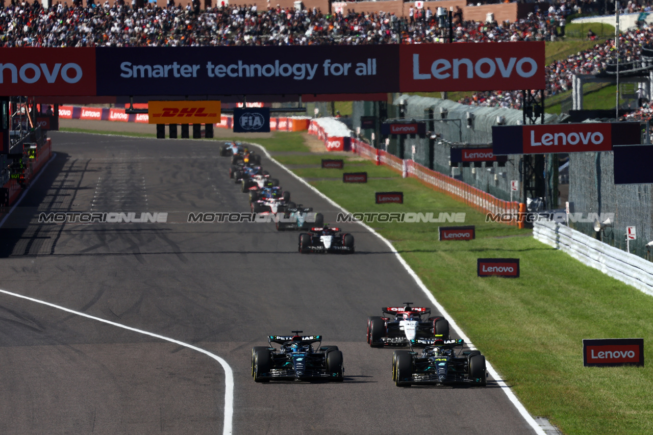 GP GIAPPONE, George Russell (GBR) Mercedes AMG F1 W14 e team mate Lewis Hamilton (GBR) Mercedes AMG F1 W14 battle for position.

24.09.2023. Formula 1 World Championship, Rd 17, Japanese Grand Prix, Suzuka, Japan, Gara Day.

- www.xpbimages.com, EMail: requests@xpbimages.com © Copyright: Batchelor / XPB Images