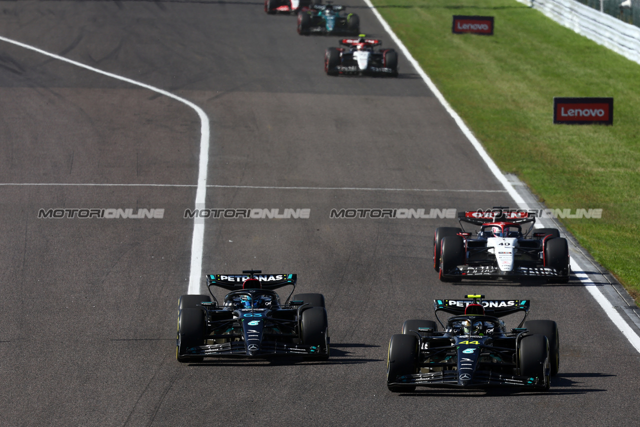 GP GIAPPONE, George Russell (GBR) Mercedes AMG F1 W14 e team mate Lewis Hamilton (GBR) Mercedes AMG F1 W14 battle for position.

24.09.2023. Formula 1 World Championship, Rd 17, Japanese Grand Prix, Suzuka, Japan, Gara Day.

- www.xpbimages.com, EMail: requests@xpbimages.com © Copyright: Batchelor / XPB Images