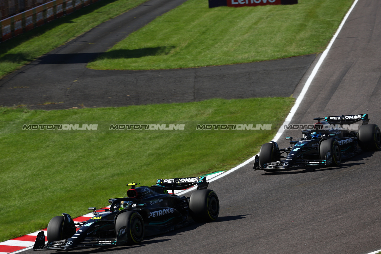 GP GIAPPONE, Lewis Hamilton (GBR) Mercedes AMG F1 W14 e team mate George Russell (GBR) Mercedes AMG F1 W14 battle for position.

24.09.2023. Formula 1 World Championship, Rd 17, Japanese Grand Prix, Suzuka, Japan, Gara Day.

- www.xpbimages.com, EMail: requests@xpbimages.com © Copyright: Batchelor / XPB Images