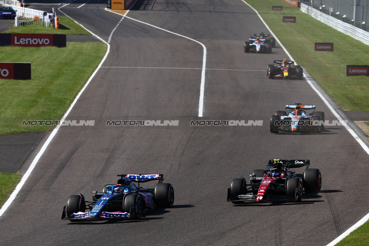 GP GIAPPONE, Esteban Ocon (FRA) Alpine F1 Team A523 e Zhou Guanyu (CHN) Alfa Romeo F1 Team C43 battle for position.

24.09.2023. Formula 1 World Championship, Rd 17, Japanese Grand Prix, Suzuka, Japan, Gara Day.

- www.xpbimages.com, EMail: requests@xpbimages.com © Copyright: Batchelor / XPB Images