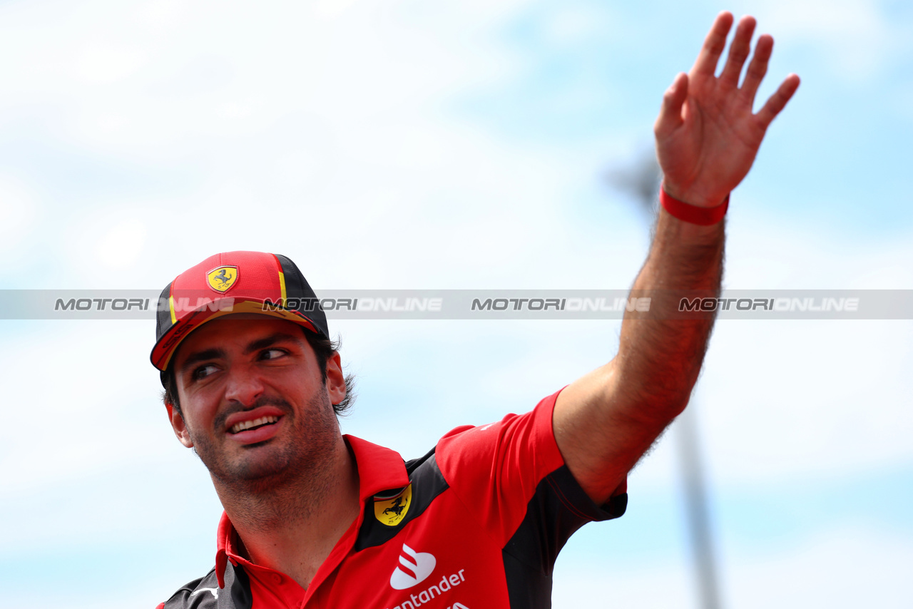 GP GIAPPONE, Carlos Sainz Jr (ESP) Ferrari on the drivers' parade.

24.09.2023. Formula 1 World Championship, Rd 17, Japanese Grand Prix, Suzuka, Japan, Gara Day.

 - www.xpbimages.com, EMail: requests@xpbimages.com © Copyright: Coates / XPB Images