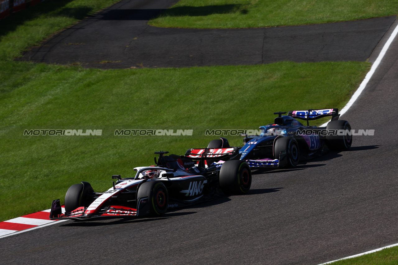 GP GIAPPONE, Kevin Magnussen (DEN) Haas VF-23 e Esteban Ocon (FRA) Alpine F1 Team A523 battle for position.

24.09.2023. Formula 1 World Championship, Rd 17, Japanese Grand Prix, Suzuka, Japan, Gara Day.

- www.xpbimages.com, EMail: requests@xpbimages.com © Copyright: Batchelor / XPB Images