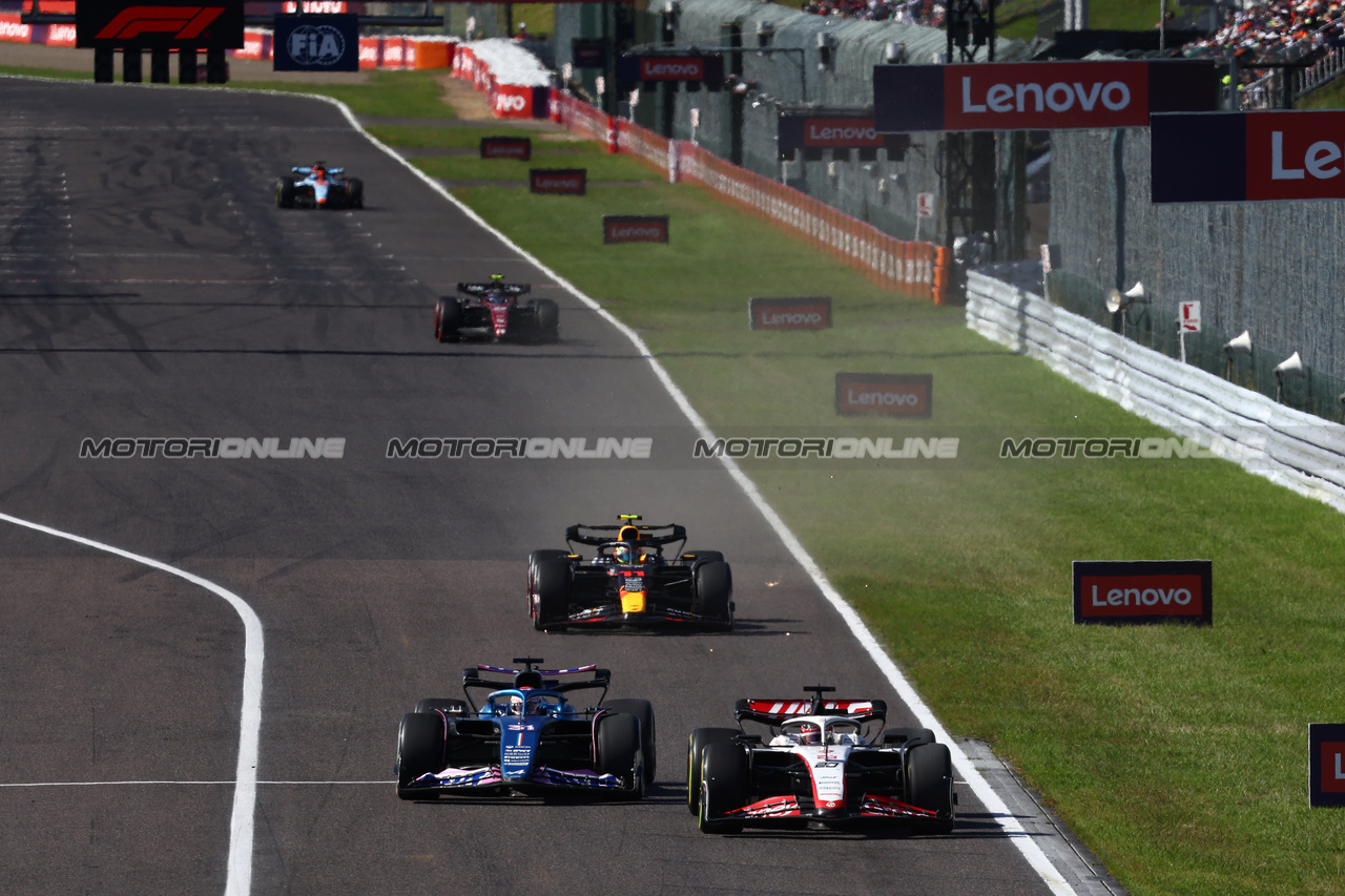 GP GIAPPONE, Kevin Magnussen (DEN) Haas VF-23 e Esteban Ocon (FRA) Alpine F1 Team A523 battle for position.

24.09.2023. Formula 1 World Championship, Rd 17, Japanese Grand Prix, Suzuka, Japan, Gara Day.

- www.xpbimages.com, EMail: requests@xpbimages.com © Copyright: Batchelor / XPB Images