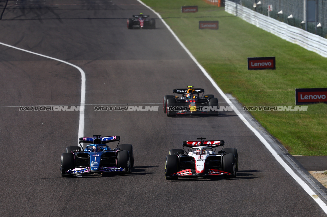 GP GIAPPONE, Kevin Magnussen (DEN) Haas VF-23 e Esteban Ocon (FRA) Alpine F1 Team A523 battle for position.

24.09.2023. Formula 1 World Championship, Rd 17, Japanese Grand Prix, Suzuka, Japan, Gara Day.

- www.xpbimages.com, EMail: requests@xpbimages.com © Copyright: Batchelor / XPB Images