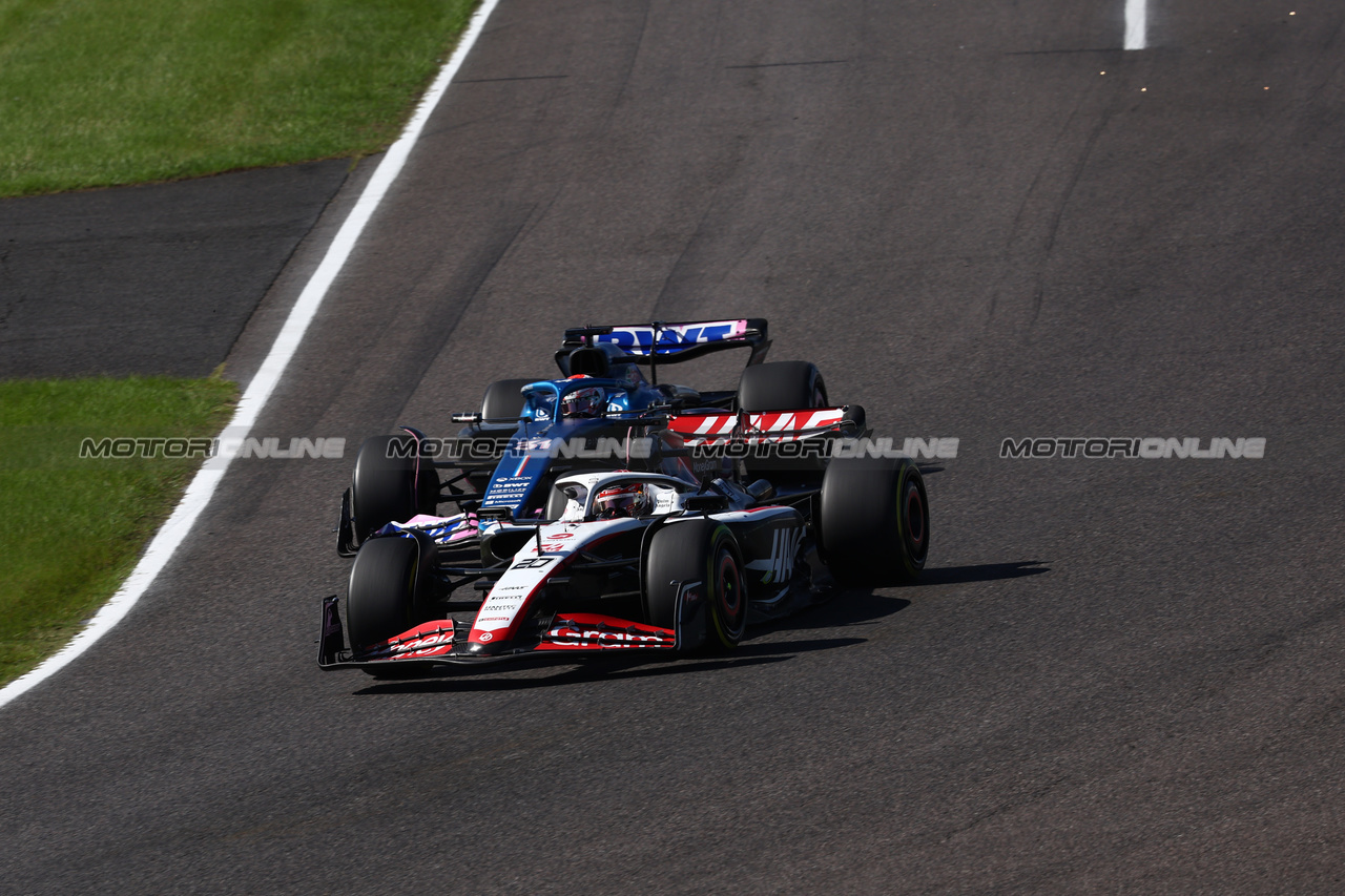 GP GIAPPONE, Kevin Magnussen (DEN) Haas VF-23 e Esteban Ocon (FRA) Alpine F1 Team A523 battle for position.

24.09.2023. Formula 1 World Championship, Rd 17, Japanese Grand Prix, Suzuka, Japan, Gara Day.

- www.xpbimages.com, EMail: requests@xpbimages.com © Copyright: Batchelor / XPB Images