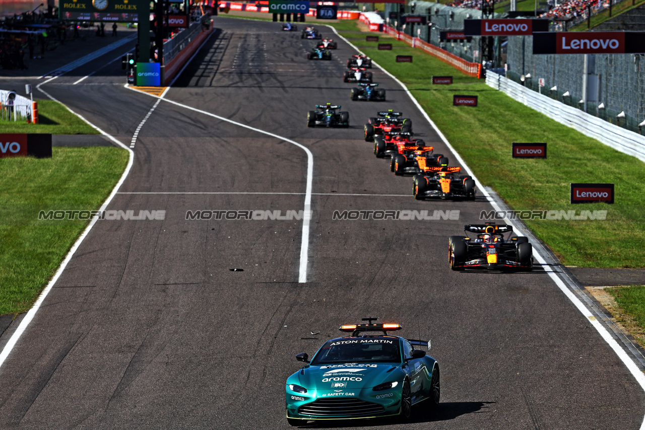 GP GIAPPONE, Max Verstappen (NLD) Red Bull Racing RB19 davanti a behind the Aston Martin FIA Safety Car.

24.09.2023. Formula 1 World Championship, Rd 17, Japanese Grand Prix, Suzuka, Japan, Gara Day.

- www.xpbimages.com, EMail: requests@xpbimages.com © Copyright: Batchelor / XPB Images