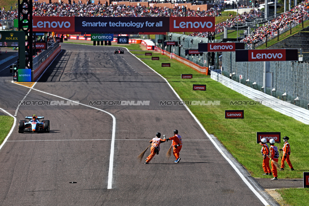 GP GIAPPONE, Marshals on track as Logan Sargeant (USA) Williams Racing FW45 leaves the pits.

24.09.2023. Formula 1 World Championship, Rd 17, Japanese Grand Prix, Suzuka, Japan, Gara Day.

- www.xpbimages.com, EMail: requests@xpbimages.com © Copyright: Batchelor / XPB Images