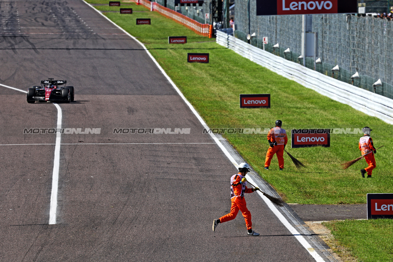GP GIAPPONE, Marshals on track as Valtteri Bottas (FIN) Alfa Romeo F1 Team C43 approaches.

24.09.2023. Formula 1 World Championship, Rd 17, Japanese Grand Prix, Suzuka, Japan, Gara Day.

- www.xpbimages.com, EMail: requests@xpbimages.com © Copyright: Batchelor / XPB Images