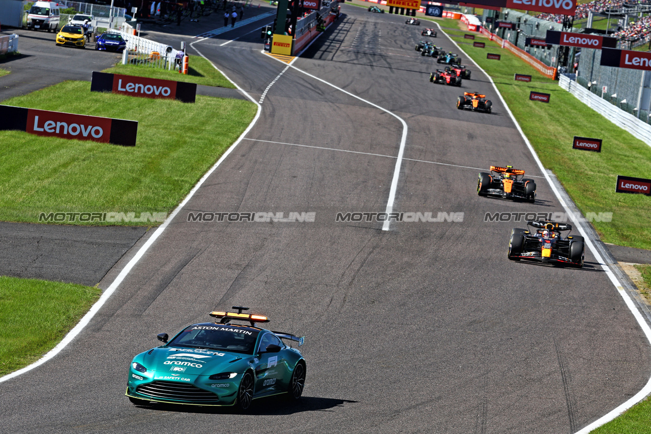 GP GIAPPONE, Max Verstappen (NLD) Red Bull Racing RB19 davanti a behind the Aston Martin FIA Safety Car.

24.09.2023. Formula 1 World Championship, Rd 17, Japanese Grand Prix, Suzuka, Japan, Gara Day.

- www.xpbimages.com, EMail: requests@xpbimages.com © Copyright: Batchelor / XPB Images