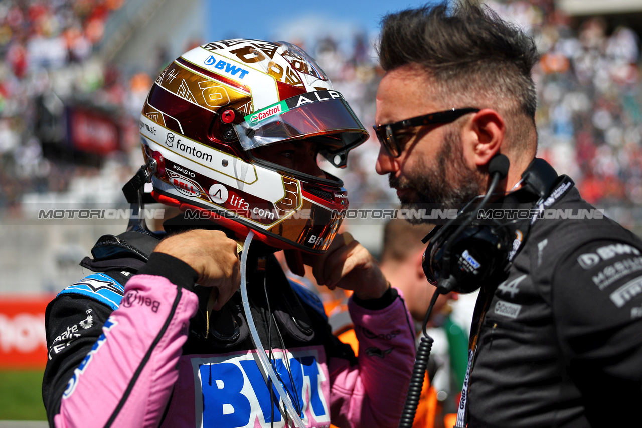 GP GIAPPONE, Pierre Gasly (FRA) Alpine F1 Team with Julian Rouse (GBR) Alpine F1 Team Interim Sporting Director on the grid.

24.09.2023. Formula 1 World Championship, Rd 17, Japanese Grand Prix, Suzuka, Japan, Gara Day.

- www.xpbimages.com, EMail: requests@xpbimages.com © Copyright: Charniaux / XPB Images