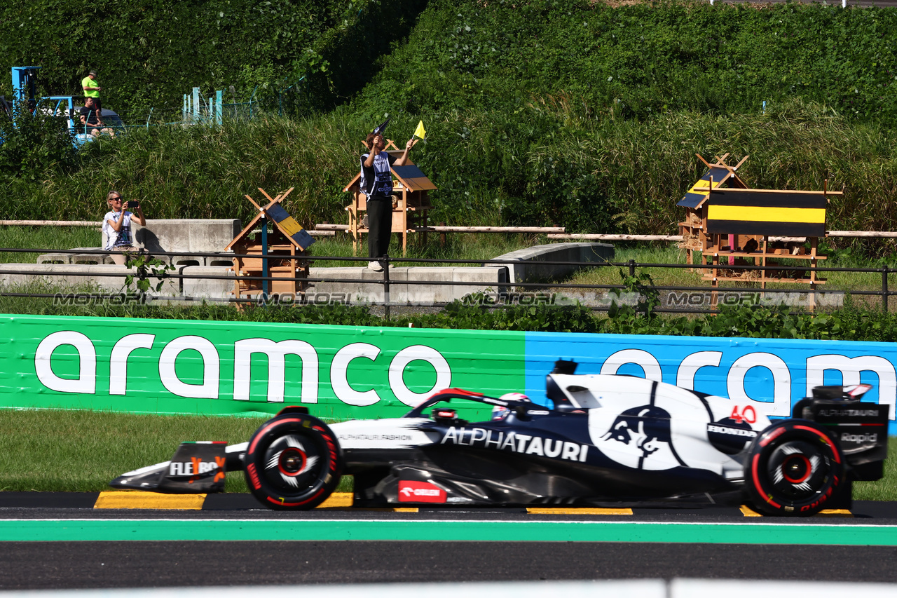 GP GIAPPONE, Liam Lawson (NZL) AlphaTauri AT04 passes Sebastian Vettel (GER).

24.09.2023. Formula 1 World Championship, Rd 17, Japanese Grand Prix, Suzuka, Japan, Gara Day.

- www.xpbimages.com, EMail: requests@xpbimages.com © Copyright: Charniaux / XPB Images