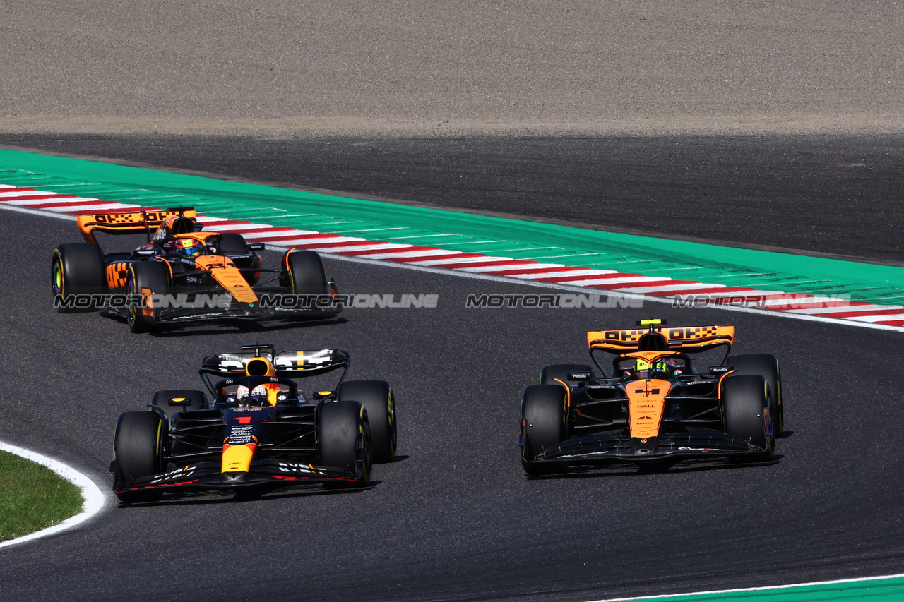 GP GIAPPONE, (L to R): Max Verstappen (NLD) Red Bull Racing RB19 e Lando Norris (GBR) McLaren MCL60 battle for position at the partenza of the race.

24.09.2023. Formula 1 World Championship, Rd 17, Japanese Grand Prix, Suzuka, Japan, Gara Day.

- www.xpbimages.com, EMail: requests@xpbimages.com © Copyright: Charniaux / XPB Images