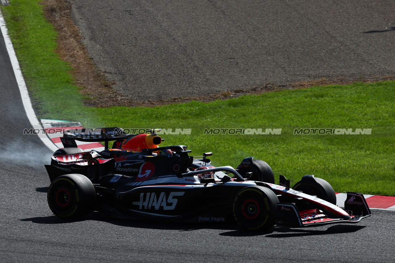 GP GIAPPONE, Sergio Perez (MEX) Red Bull Racing RB19 hits Kevin Magnussen (DEN) Haas VF-23.

24.09.2023. Formula 1 World Championship, Rd 17, Japanese Grand Prix, Suzuka, Japan, Gara Day.

 - www.xpbimages.com, EMail: requests@xpbimages.com © Copyright: Coates / XPB Images