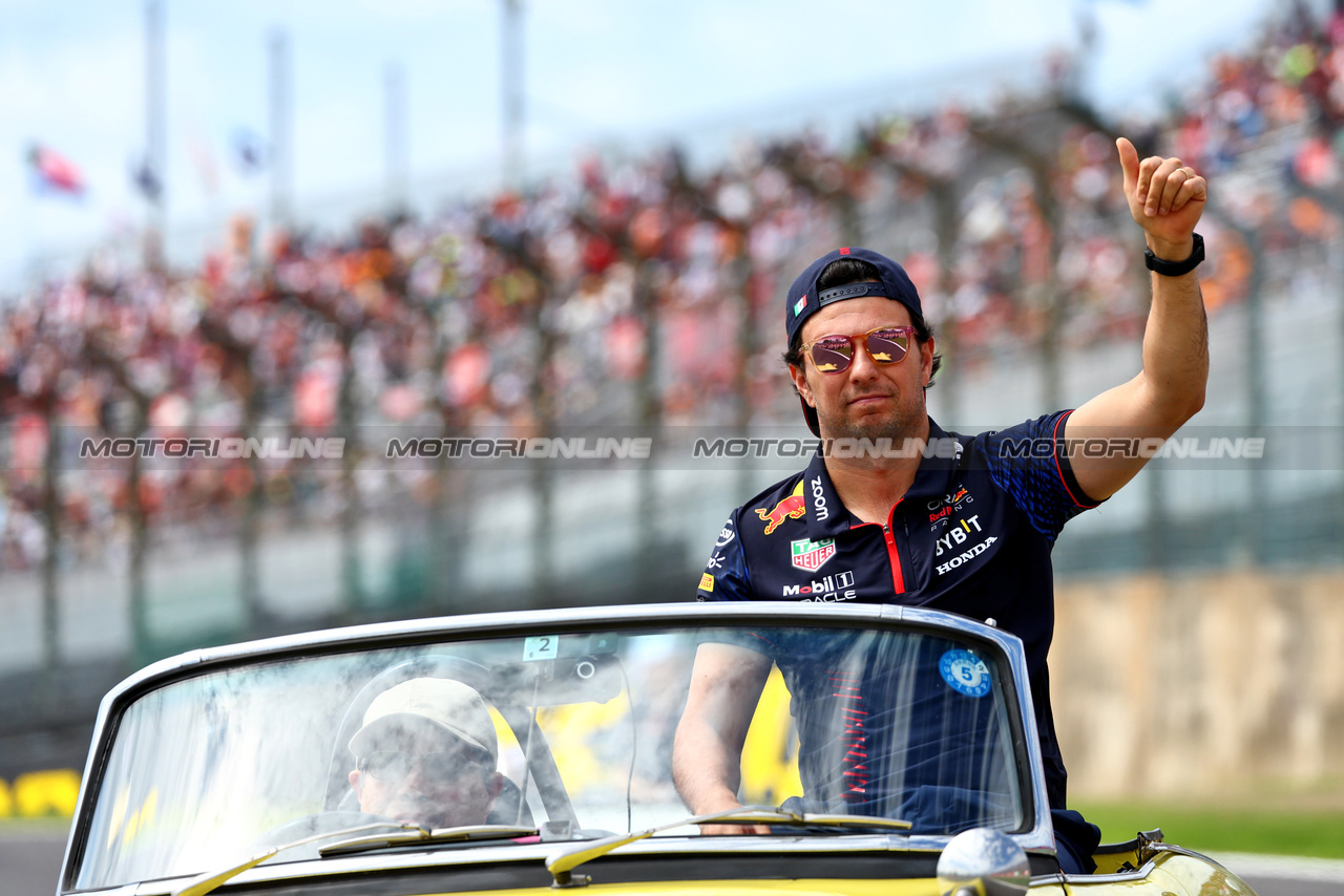 GP GIAPPONE, Sergio Perez (MEX) Red Bull Racing on the drivers' parade.

24.09.2023. Formula 1 World Championship, Rd 17, Japanese Grand Prix, Suzuka, Japan, Gara Day.

 - www.xpbimages.com, EMail: requests@xpbimages.com © Copyright: Coates / XPB Images