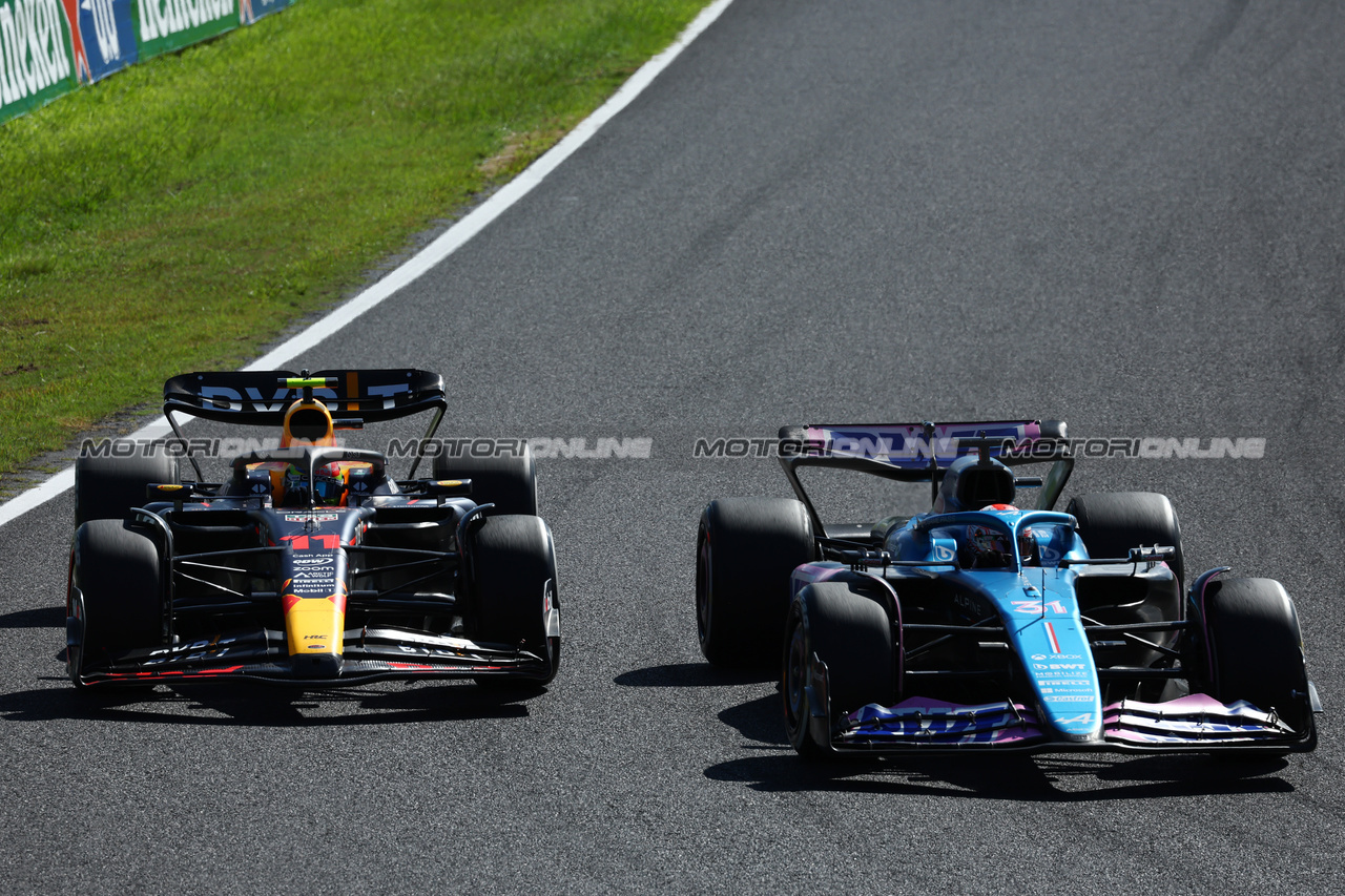 GP GIAPPONE, (L to R): Sergio Perez (MEX) Red Bull Racing RB19 e Esteban Ocon (FRA) Alpine F1 Team A523 battle for position.

24.09.2023. Formula 1 World Championship, Rd 17, Japanese Grand Prix, Suzuka, Japan, Gara Day.

 - www.xpbimages.com, EMail: requests@xpbimages.com © Copyright: Coates / XPB Images