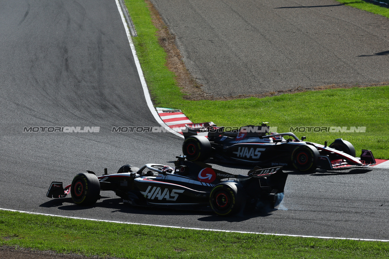 GP GIAPPONE, Kevin Magnussen (DEN) Haas VF-23 is passed by team mate Nico Hulkenberg (GER) Haas VF-23 after he was hit in the race.

24.09.2023. Formula 1 World Championship, Rd 17, Japanese Grand Prix, Suzuka, Japan, Gara Day.

 - www.xpbimages.com, EMail: requests@xpbimages.com © Copyright: Coates / XPB Images
