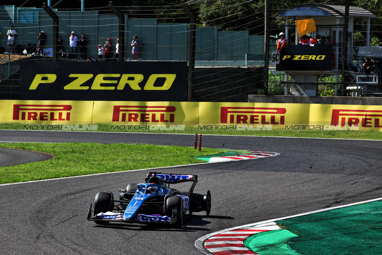 GP GIAPPONE, Esteban Ocon (FRA) Alpine F1 Team A523 with puncture.

24.09.2023. Formula 1 World Championship, Rd 17, Japanese Grand Prix, Suzuka, Japan, Gara Day.

- www.xpbimages.com, EMail: requests@xpbimages.com © Copyright: Moy / XPB Images