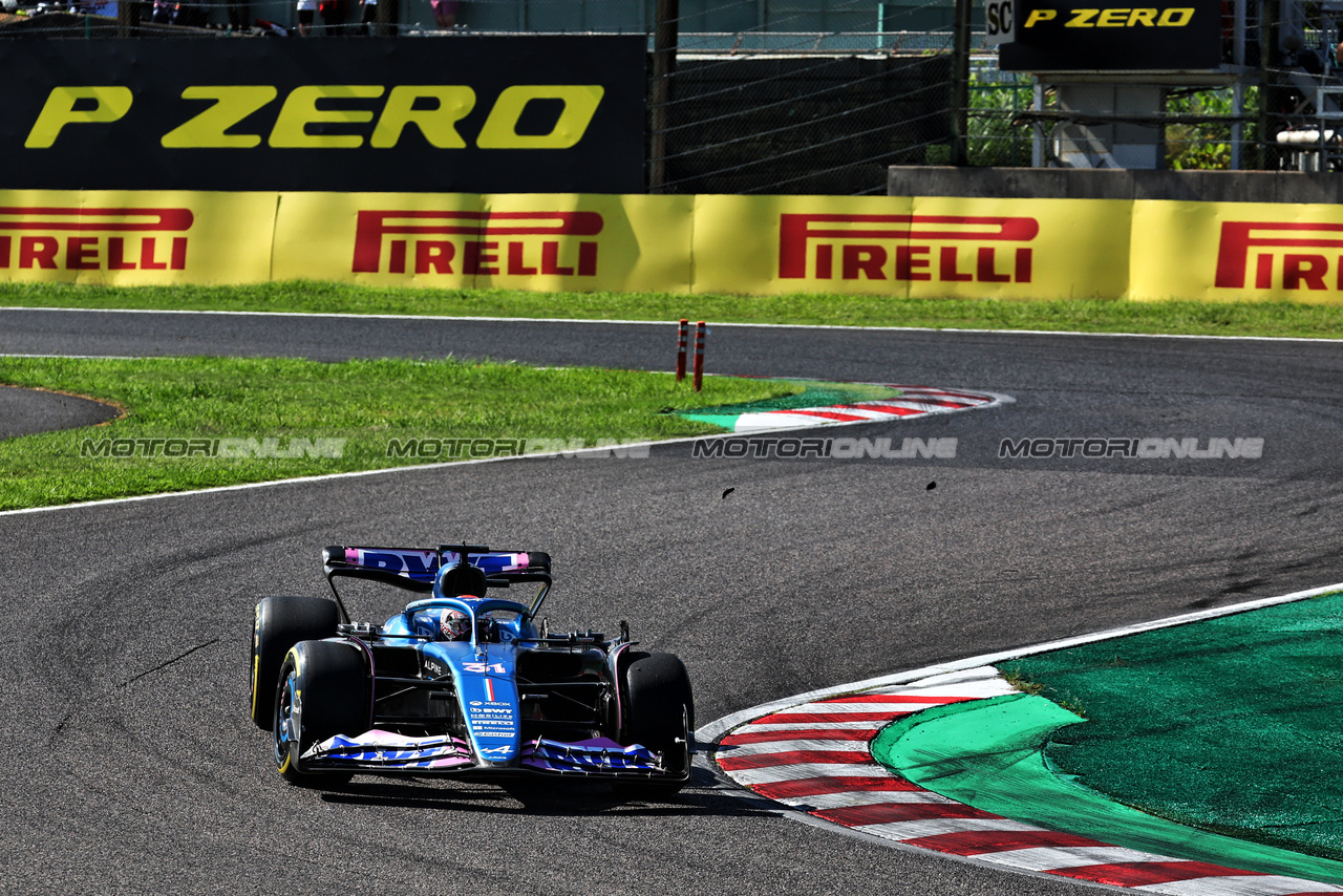GP GIAPPONE, Esteban Ocon (FRA) Alpine F1 Team A523 with puncture.

24.09.2023. Formula 1 World Championship, Rd 17, Japanese Grand Prix, Suzuka, Japan, Gara Day.

- www.xpbimages.com, EMail: requests@xpbimages.com © Copyright: Moy / XPB Images