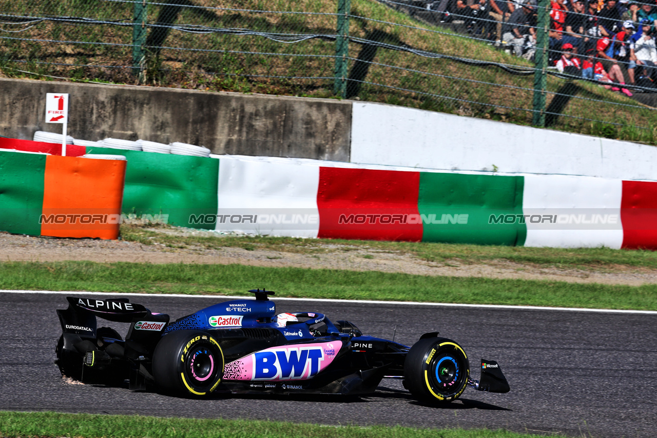 GP GIAPPONE, Esteban Ocon (FRA) Alpine F1 Team A523 with puncture.

24.09.2023. Formula 1 World Championship, Rd 17, Japanese Grand Prix, Suzuka, Japan, Gara Day.

- www.xpbimages.com, EMail: requests@xpbimages.com © Copyright: Moy / XPB Images