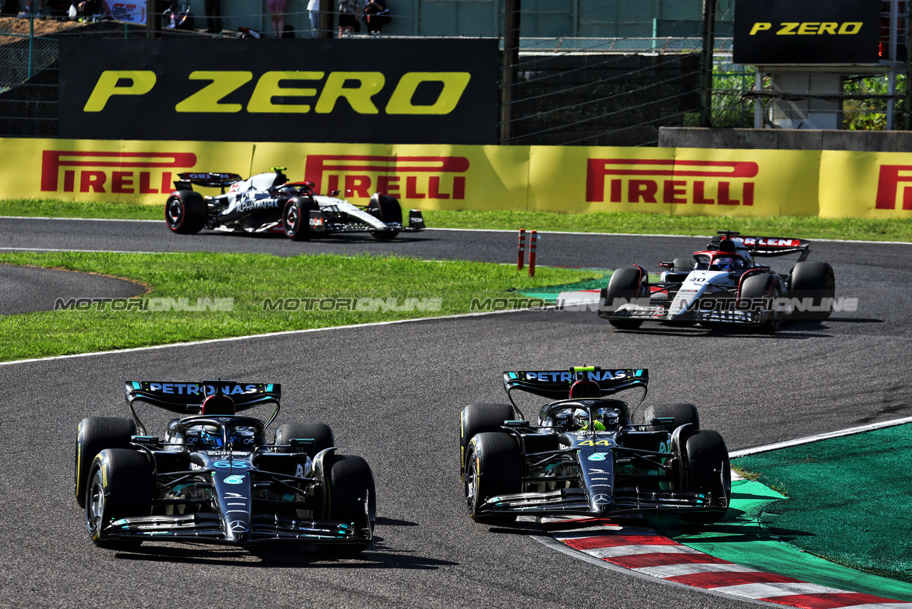 GP GIAPPONE, (L to R): George Russell (GBR) Mercedes AMG F1 W14 e team mate Lewis Hamilton (GBR) Mercedes AMG F1 W14 battle for position.

24.09.2023. Formula 1 World Championship, Rd 17, Japanese Grand Prix, Suzuka, Japan, Gara Day.

- www.xpbimages.com, EMail: requests@xpbimages.com © Copyright: Moy / XPB Images