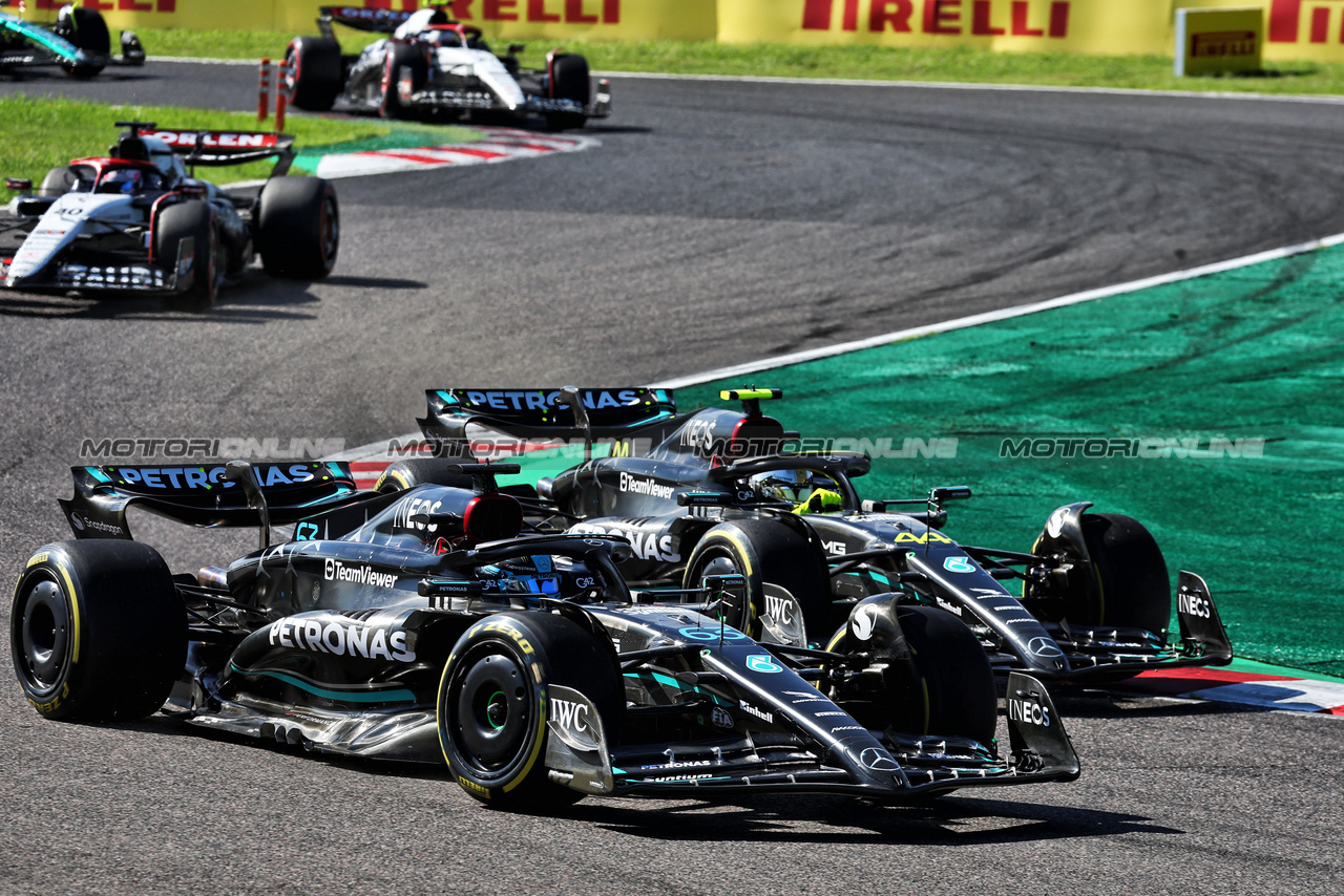 GP GIAPPONE, (L to R): George Russell (GBR) Mercedes AMG F1 W14 e team mate Lewis Hamilton (GBR) Mercedes AMG F1 W14 battle for position.

24.09.2023. Formula 1 World Championship, Rd 17, Japanese Grand Prix, Suzuka, Japan, Gara Day.

- www.xpbimages.com, EMail: requests@xpbimages.com © Copyright: Moy / XPB Images