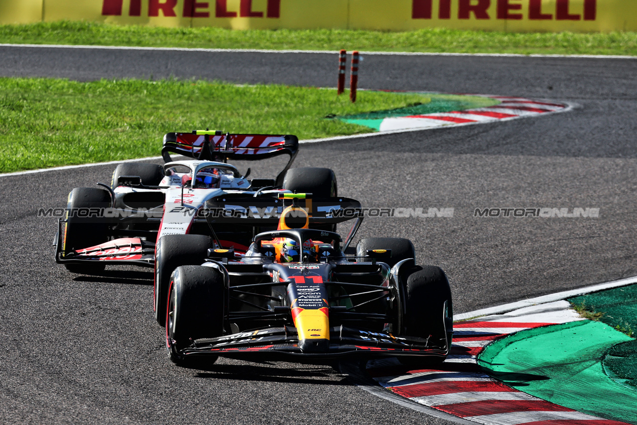 GP GIAPPONE, Sergio Perez (MEX) Red Bull Racing RB19.

24.09.2023. Formula 1 World Championship, Rd 17, Japanese Grand Prix, Suzuka, Japan, Gara Day.

- www.xpbimages.com, EMail: requests@xpbimages.com © Copyright: Moy / XPB Images