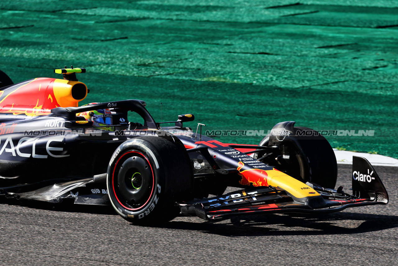 GP GIAPPONE, Sergio Perez (MEX) Red Bull Racing RB19 with front wing damage.

24.09.2023. Formula 1 World Championship, Rd 17, Japanese Grand Prix, Suzuka, Japan, Gara Day.

- www.xpbimages.com, EMail: requests@xpbimages.com © Copyright: Moy / XPB Images