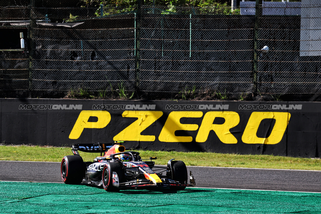 GP GIAPPONE, Sergio Perez (MEX) Red Bull Racing RB19 runs wide.

24.09.2023. Formula 1 World Championship, Rd 17, Japanese Grand Prix, Suzuka, Japan, Gara Day.

- www.xpbimages.com, EMail: requests@xpbimages.com © Copyright: Moy / XPB Images