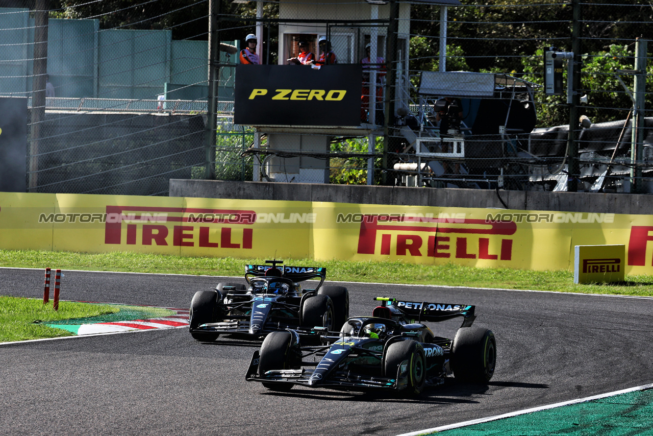 GP GIAPPONE, Lewis Hamilton (GBR) Mercedes AMG F1 W14 davanti a team mate George Russell (GBR) Mercedes AMG F1 W14.

24.09.2023. Formula 1 World Championship, Rd 17, Japanese Grand Prix, Suzuka, Japan, Gara Day.

- www.xpbimages.com, EMail: requests@xpbimages.com © Copyright: Moy / XPB Images