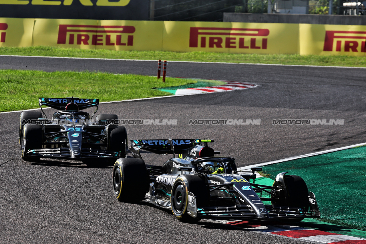 GP GIAPPONE, Lewis Hamilton (GBR) Mercedes AMG F1 W14 davanti a team mate George Russell (GBR) Mercedes AMG F1 W14.

24.09.2023. Formula 1 World Championship, Rd 17, Japanese Grand Prix, Suzuka, Japan, Gara Day.

- www.xpbimages.com, EMail: requests@xpbimages.com © Copyright: Moy / XPB Images