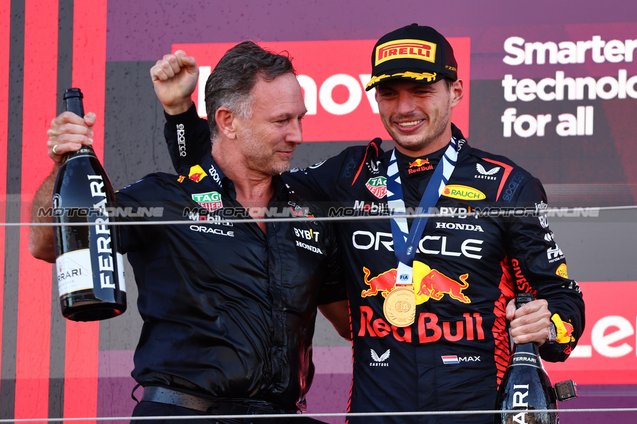 GP GIAPPONE, Christian Horner (GBR) Red Bull Racing Team Principal celebrates with 1st place  Max Verstappen (NLD) Red Bull Racing.
24.09.2023. Formula 1 World Championship, Rd 17, Japanese Grand Prix, Suzuka, Japan, Gara Day.
- www.xpbimages.com, EMail: requests@xpbimages.com © Copyright: Batchelor / XPB Images