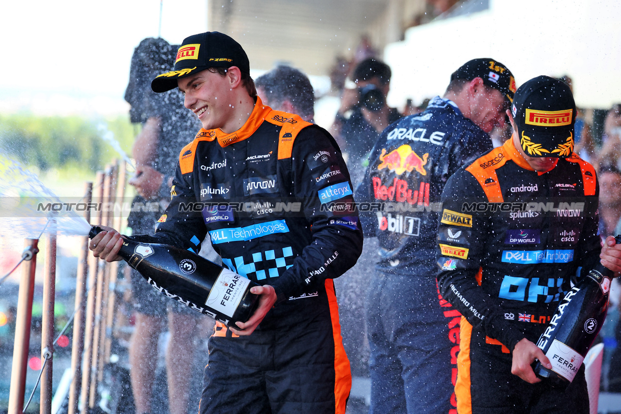 GP GIAPPONE, Oscar Piastri (AUS) McLaren celebrates his third position on the podium with second placed team mate Lando Norris (GBR) McLaren.

24.09.2023. Formula 1 World Championship, Rd 17, Japanese Grand Prix, Suzuka, Japan, Gara Day.

- www.xpbimages.com, EMail: requests@xpbimages.com © Copyright: Moy / XPB Images